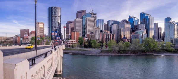 Panorama van de skyline van Calgary's vanaf de straat centrum-brug — Stockfoto