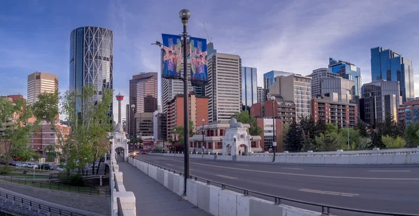 Panorama do horizonte de Calgary a partir da ponte de rua central — Fotografia de Stock