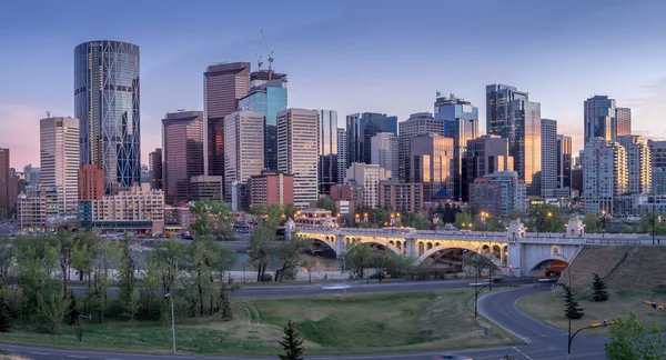 O horizonte de Calgary com o Bow Rive — Fotografia de Stock