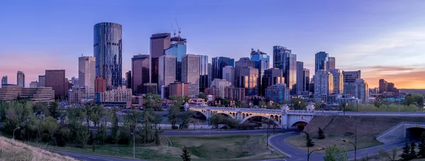 Skyline de Calgary avec la Bow Rive — Photo