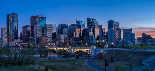 O horizonte de Calgary com o Bow Rive — Fotografia de Stock