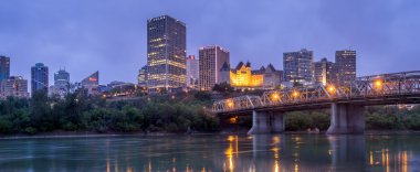 Edmonton'ın manzarası alacakaranlıkta Panoraması