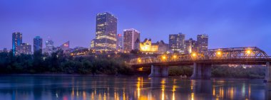 Edmonton'ın manzarası alacakaranlıkta Panoraması