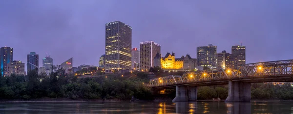 Edmonton'ın manzarası alacakaranlıkta Panoraması — Stok fotoğraf