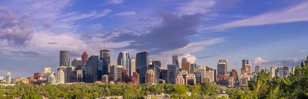 Skyline de Calgary avec la vallée de la rivière Bow — Photo