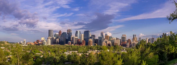 Skyline de Calgary avec la vallée de la rivière Bow — Photo