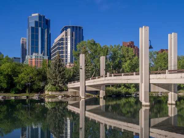 Calgary skylinereflected στον ποταμό τόξο — Φωτογραφία Αρχείου