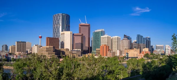 Calgary skyline ao longo do rio arco — Fotografia de Stock