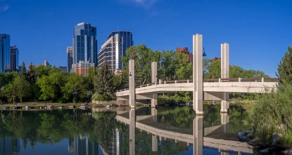Calgary skylinereflessa nel fiume Bow — Foto Stock