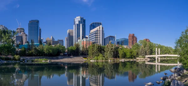 Calgary skylinereflected in the Bow River — Stock Photo, Image