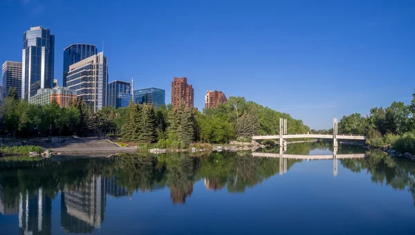 Calgary skylinereflected no rio Bow — Fotografia de Stock
