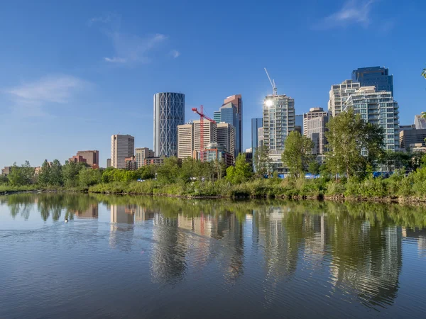 De skyline van Calgary weerspiegeld in een gereconstrueerde stedelijke wetland — Stockfoto