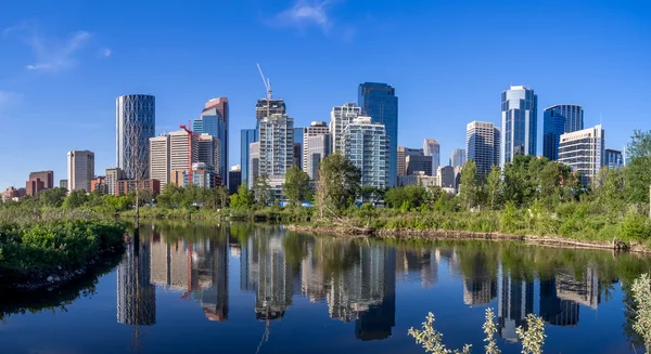 Skyline di Calgary riflesso in una zona umida urbana ricostruita — Foto Stock