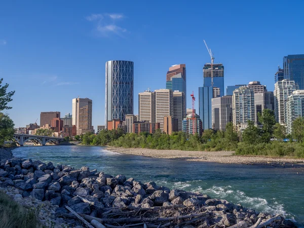 Calgary skyline ao longo do rio arco — Fotografia de Stock
