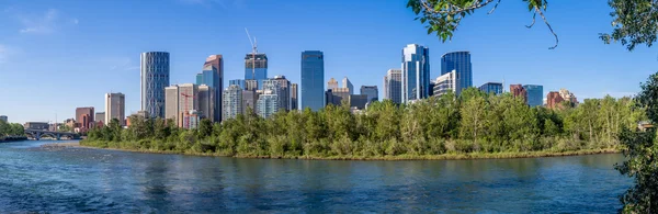 Calgary skyline along the bow river — Stock Photo, Image