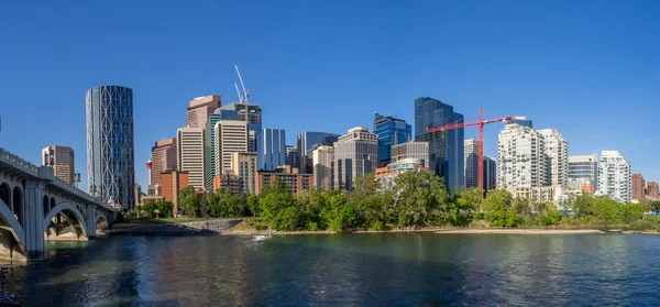 Skyline de Calgary a lo largo del río arco — Foto de Stock