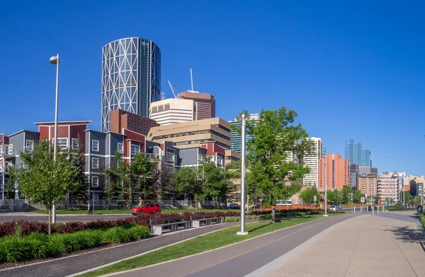 Lo skyline di Calgary in una bellissima giornata primaverile — Foto Stock