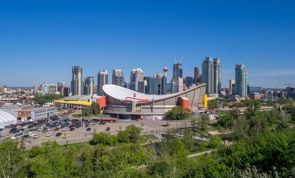 De skyline van Calgary met de Scotiabank Saddledome — Stockfoto