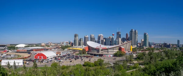 El horizonte de Calgary con Scotiabank Saddledome — Foto de Stock