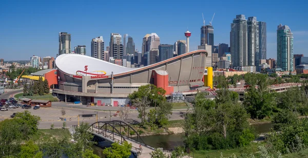 Calgary látképe a Scotiabank Saddledome — Stock Fotó