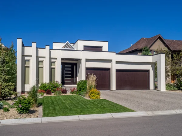 Casa moderna con jardín, vista desde el lado. — Foto de stock © cfarmer