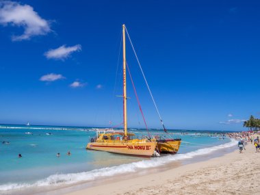 Waikiki Plajı'nda turistler için bekleyen katamaran 