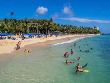 Güneş sevenler Waikiki Beach 