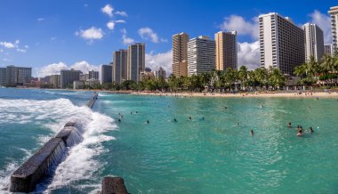 Güneş sevenler Waikiki Beach 