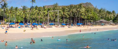 Güneş sevenler Waikiki Beach 