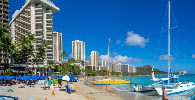 Waikiki Plajı'nda turistler için bekleyen katamaran 