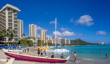 Waikiki Plajı'nda turistler için bekleyen katamaran 