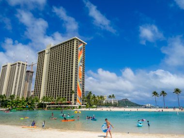 Güneş sevenler Hawaiian Hilton Waikiki Beach