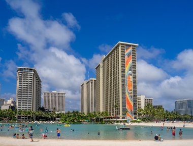 Güneş sevenler Hawaiian Hilton Waikiki Beach