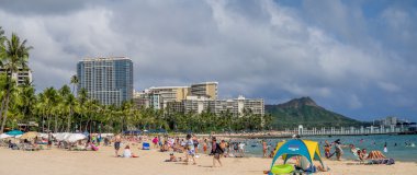 Güneş sevenler Waikiki Beach