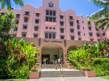 Yenilenmiş Royal Hawaiian Hotel ana giriş 