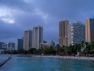 Hawaii oahu adasında meşhur waikiki beach.