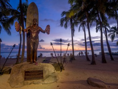 Honolulu, Amerika Birleşik Devletleri - Ağustos 8: Duke Kahanamoku heykelin üzerine 8 Ağustos 2016 Waikiki kumsalda Honolulu. Duke ünlü sörf popüler ve yüzme ABD'de için altın madalya kazandı.