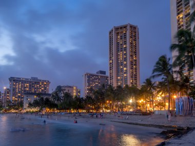 Honolulu, Amerika Birleşik Devletleri - Ağustos 8: Waikiki beach Honolulu, ABD'de 8 Ağustos 2016 üzerinde Honolulu. Waikiki beach Honolulu, en iyi bilinen beyaz kum ve sörf için yer.