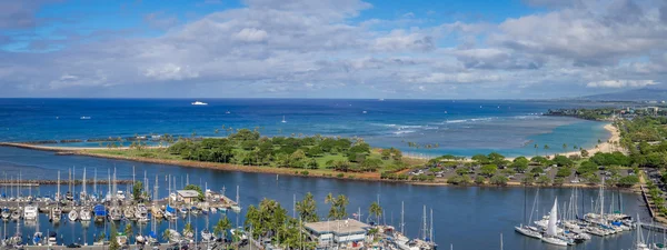 Panorámás kilátás nyílik az Ala Moana Beach Park és a Magic Island Lagoon — Stock Fotó