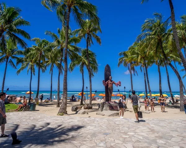 Duke Kahanamoku heykel Waikiki Beach — Stok fotoğraf