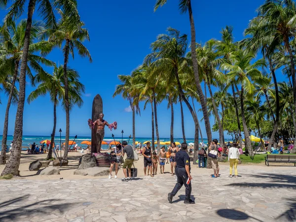 Estatua de Duke Kahanamoku en la playa de Waikiki — Foto de Stock