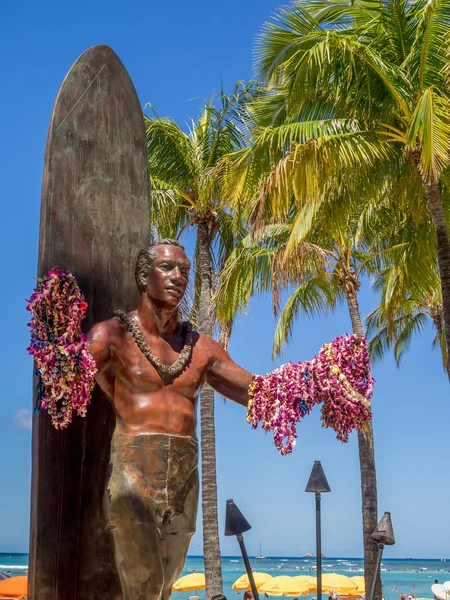 Duke Kahanamoku staty på Waikiki Beach — Stockfoto