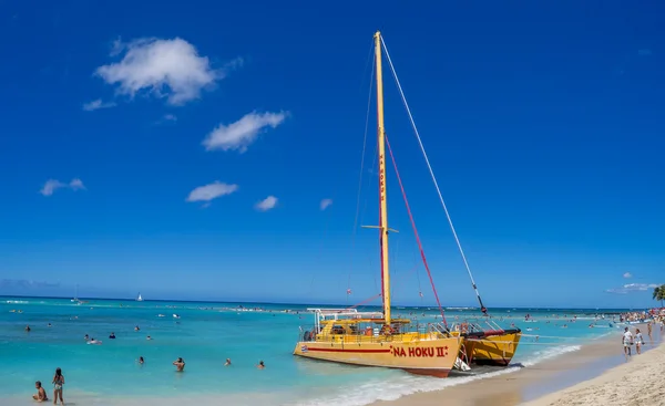 Katamaran wartet am Strand von Waikiki auf Touristen — Stockfoto