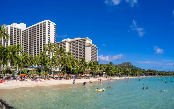 Amantes del sol en la playa de Waikiki — Foto de Stock