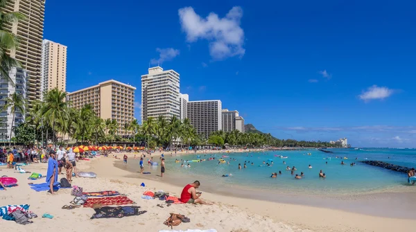 Sonnenanbeter am Strand von Waikiki — Stockfoto