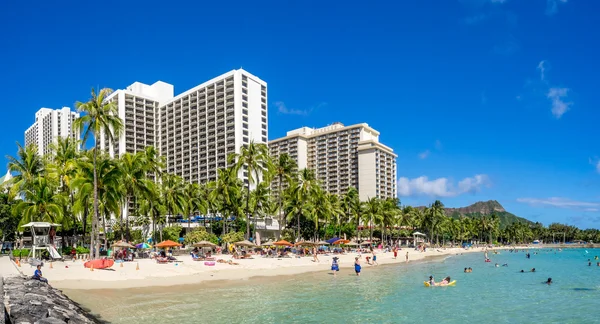 Sun lovers on Waikiki beach — Stock Photo, Image