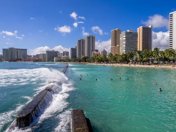 Sun lovers on Waikiki beach — Stock Photo, Image