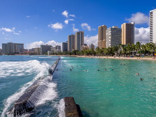 Sonnenanbeter am Strand von Waikiki — Stockfoto