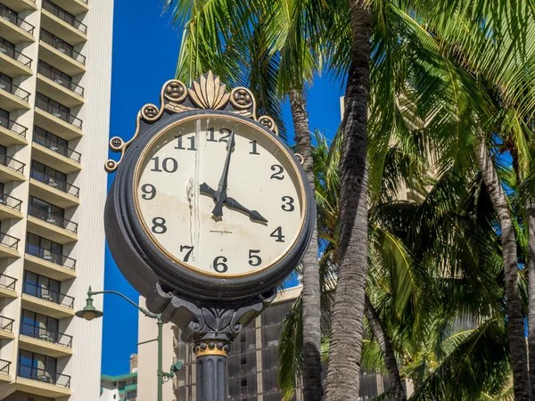 Waikiki Plajı'nda eski viktorya dönemi saati — Stok fotoğraf
