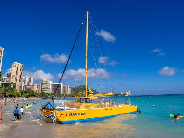 Catamarán esperando a los turistas en la playa de Waikiki — Foto de Stock